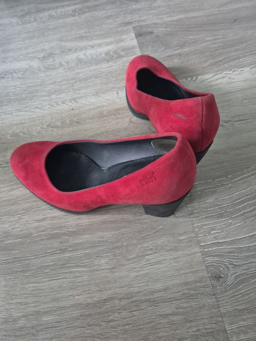 Червени обувки велур
