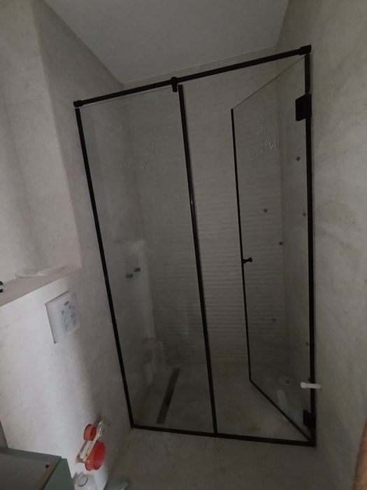 Cabine de dus si paravane din sticla