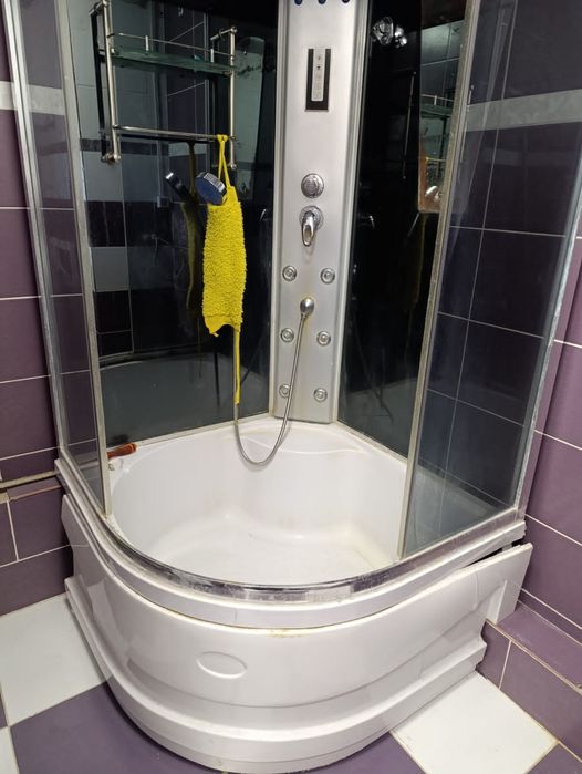 Душевая кабина. В хорошем состоянии