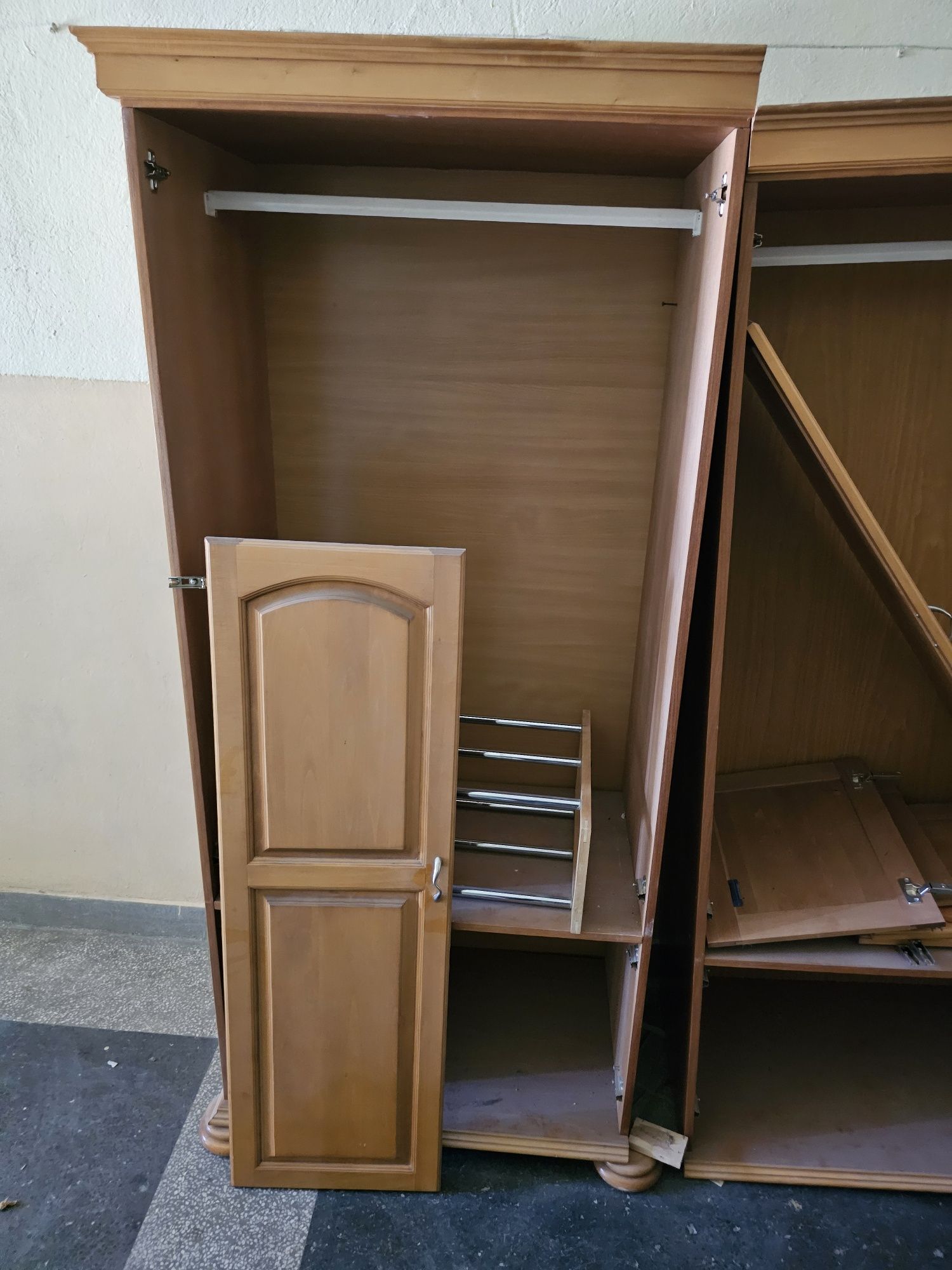 Дървен гардероб масив