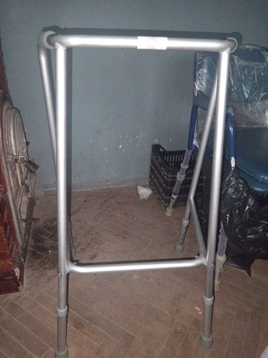 Cadru de mers ține 100 kg