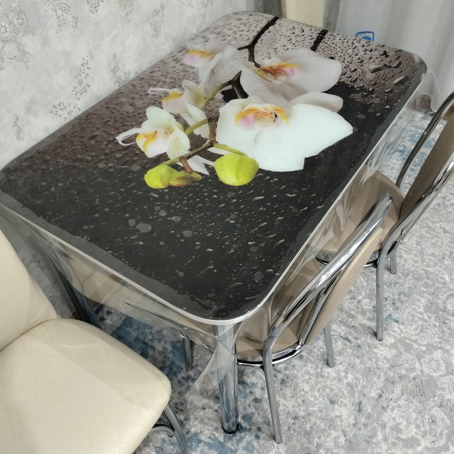 Стеклянный стол с рисунком