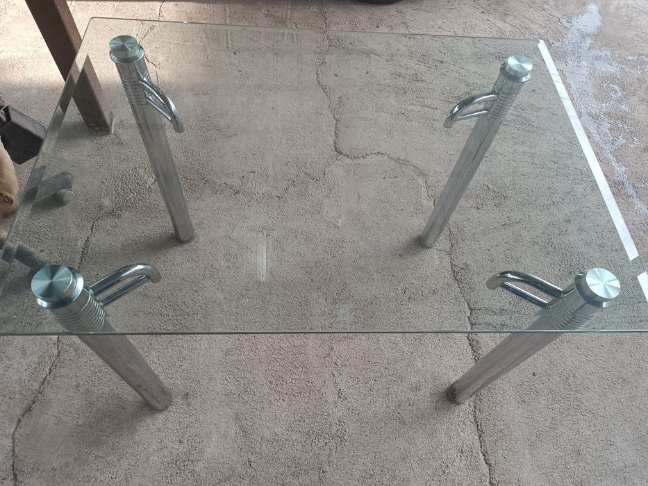 Продам стеклянный стол