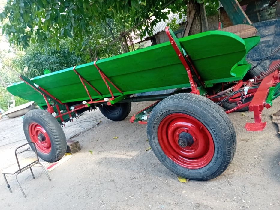 Vând căruță de lemn bine întreținută