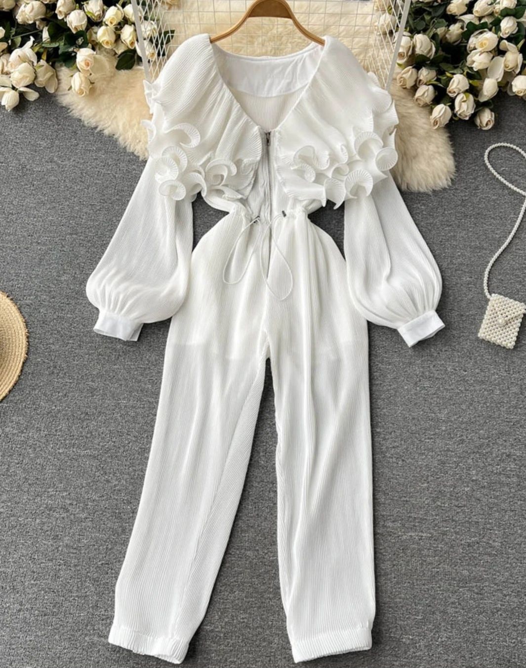 Salopeta alba pantaloni luni mâneci lungi