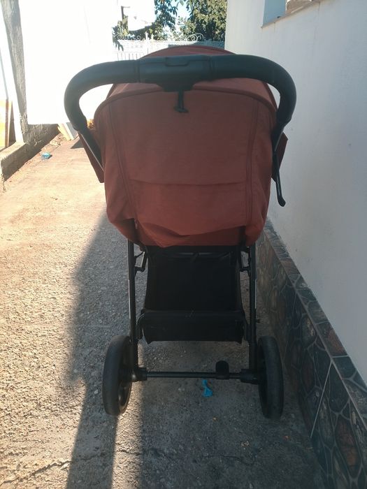 Vand carucior de copii aproape nou