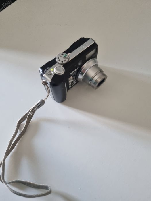 Camera foto digitala Nikon cu o mica problema la capacul de la baterie