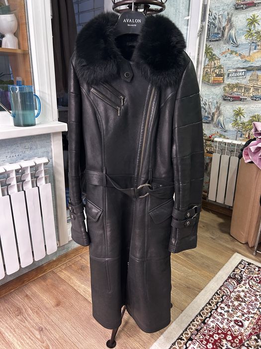 Женская дубленка из натуральной кожи с воротником из крашеного песца