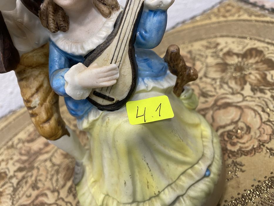 Френска фигура от порцелан музикален механизъм