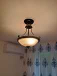 Lustre de vânzare la prețul de 30 lei bucata.