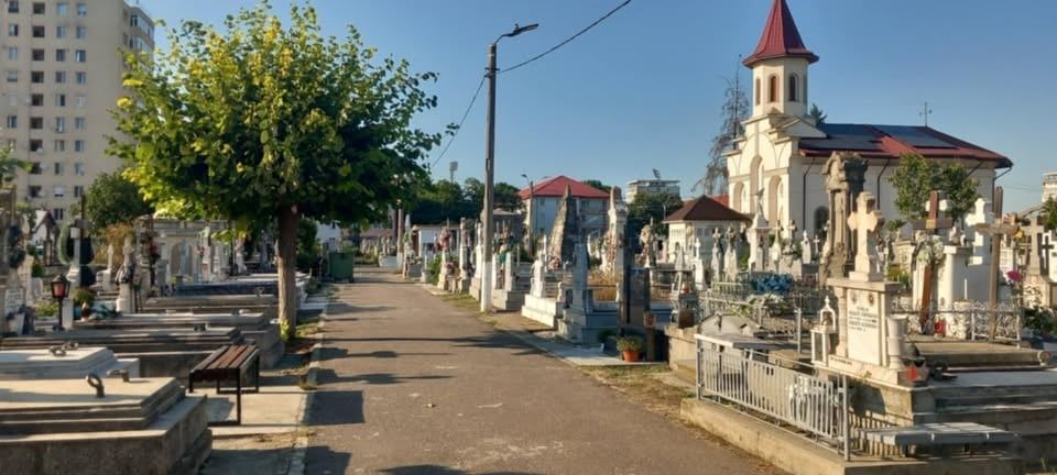 Vând loc de veci cimitirul central- Bacău