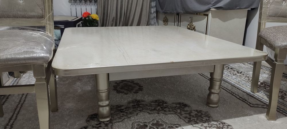 Стол стул сотилади.