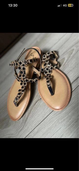 Sandale elegante cu pietre – design modern și confortabil