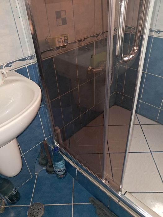 Cabină pentru duș pe colț