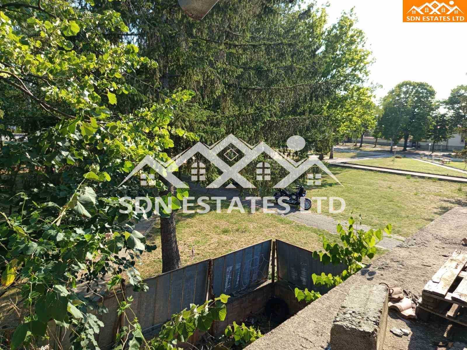Продава сграда с търговско помощение в центъра на Дунавци