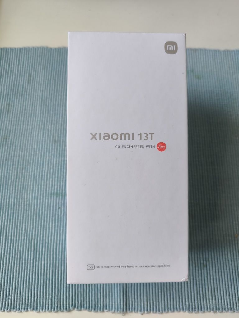 Продавам Xiaomi 13T 8GB RAM, 256GB ROM + подарък кожен кейс тип тефтер