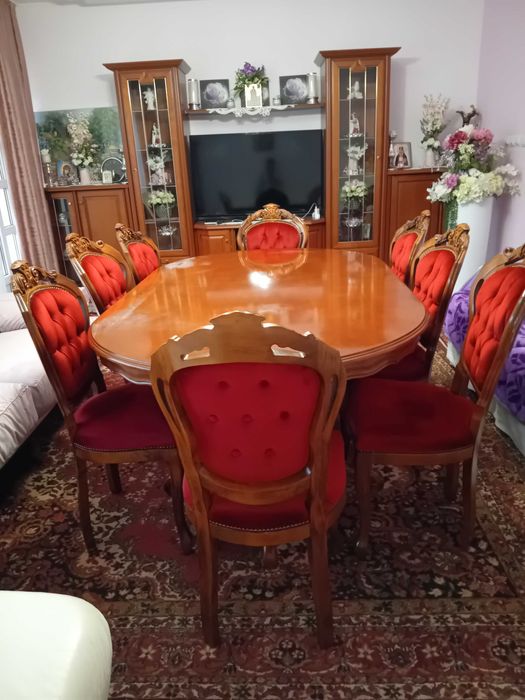Masă scluptată cu 8 scaune .