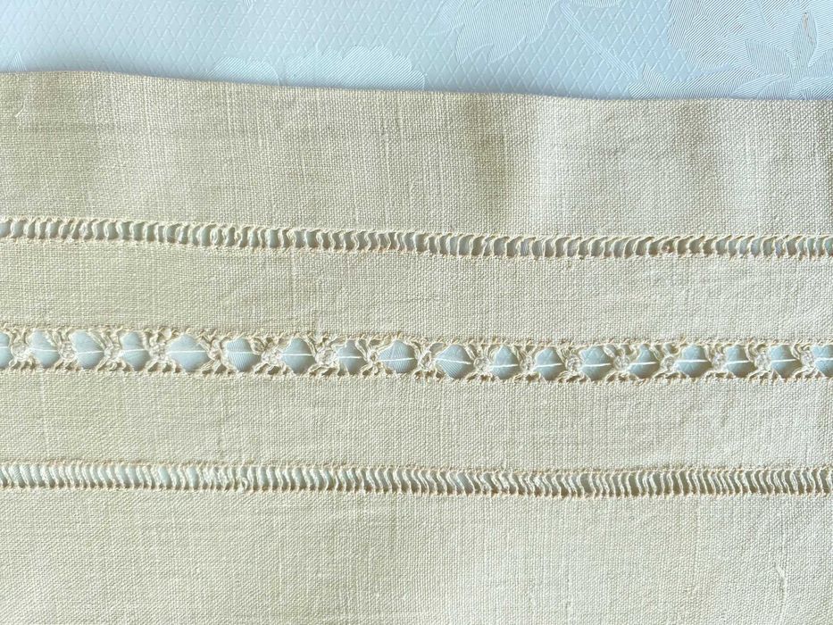 Față de masă mică din in cu broderie - vintage