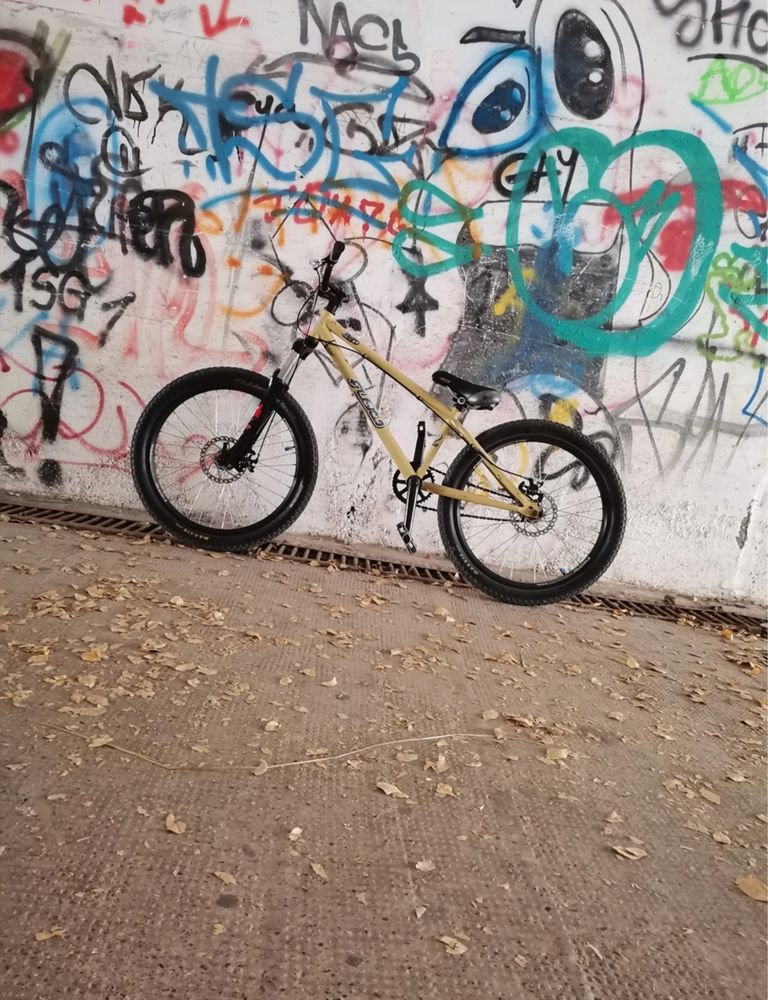 Vând bicicletă dirt bike jumper