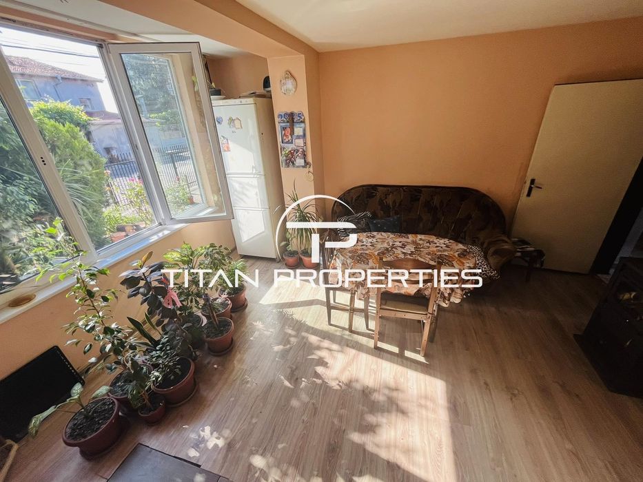 Ексклузивна оферта! Едноетажна къща с двор в кв. Долно езерово