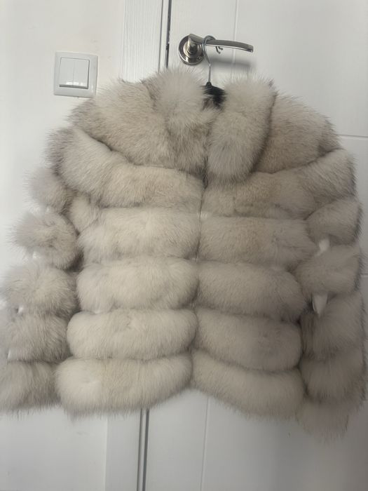 Blana alba de vulpe polara cu guler