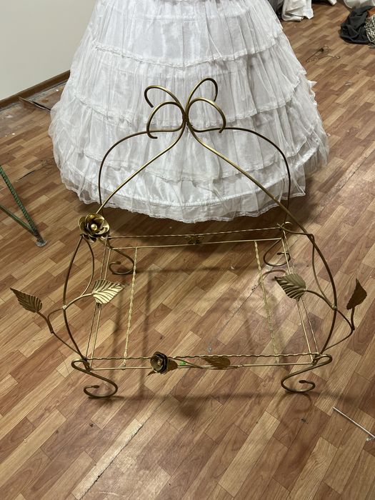 Sarpo sandiqlar sostayanasi yaxshi rangi tillo rang sepilgan