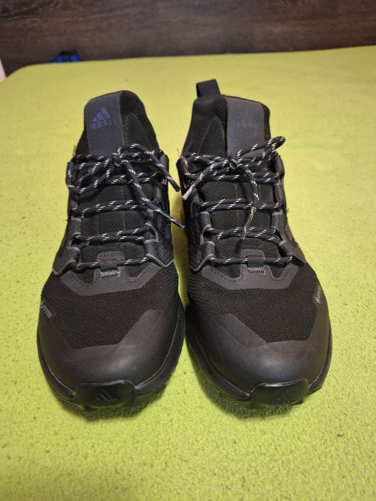 Продавам маратонки adidas gore tex 45 1/3.