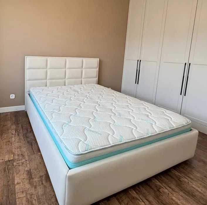 продам двуспальную кровать с мягким изголовьем