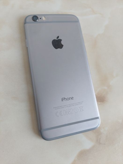 Vând Apple iPhone 6 Space Gray de 64Gb Neverlocked (spart) /poze reale
