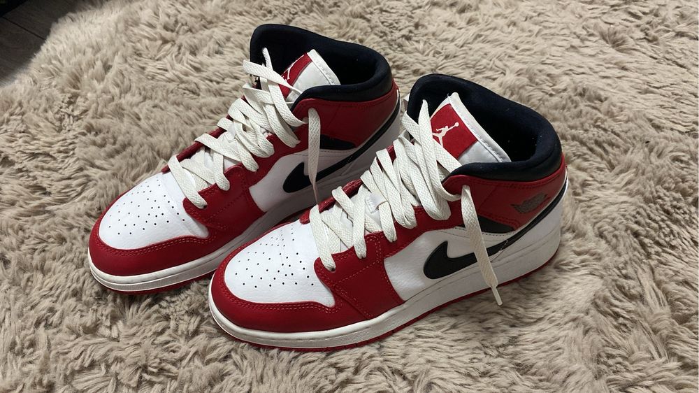 Adidasi nike jordan.   .