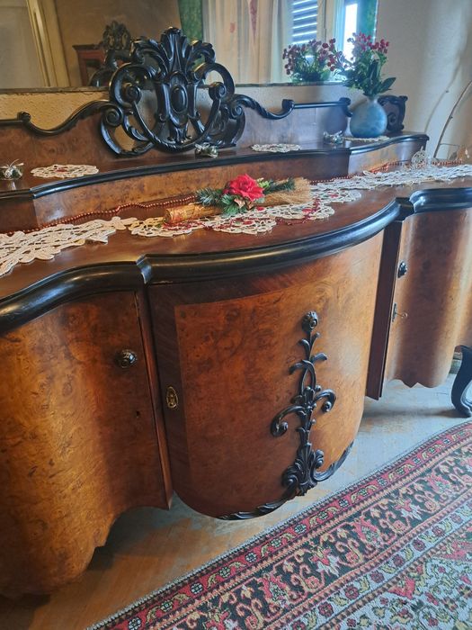 Mobilă antică sculptată