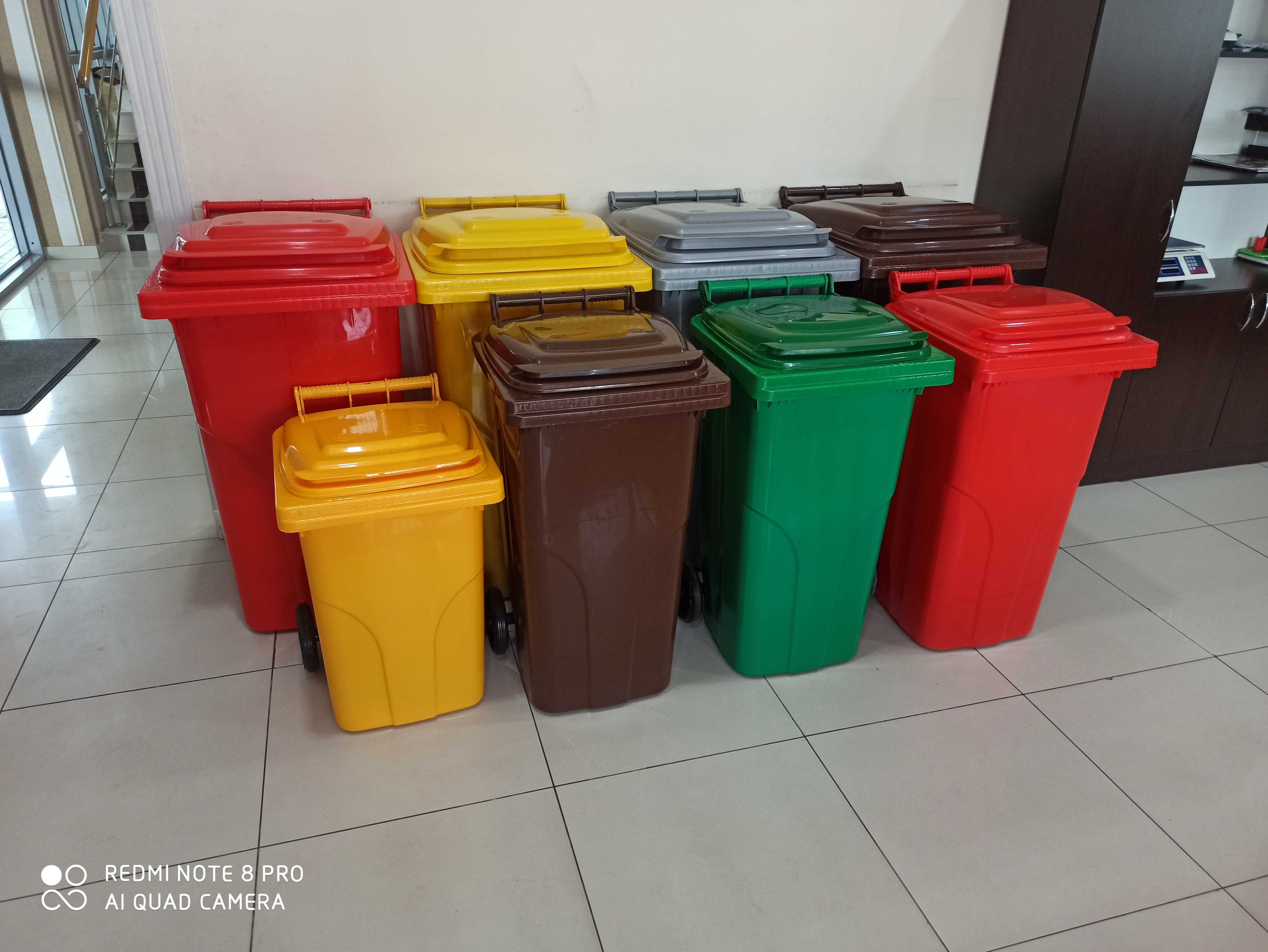Мусорный бак контейнер урна для мусора на колесах в разных цветах