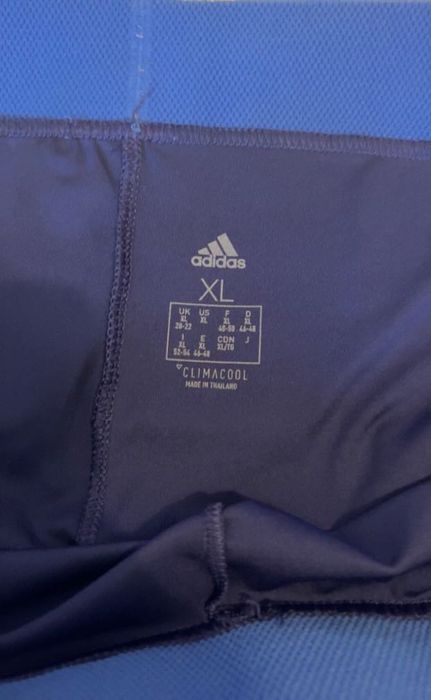 Продавам женски клин на Адидас.