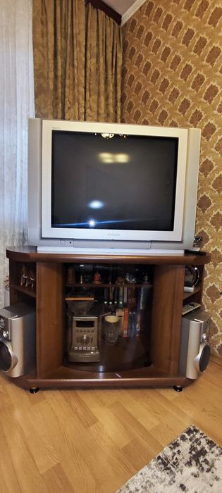 Продам кресло и тумбу под телевизор в хорошем состоянии