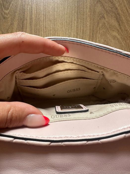 Чанта на Guess.