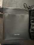 Кожена чантичка Calvin Klein