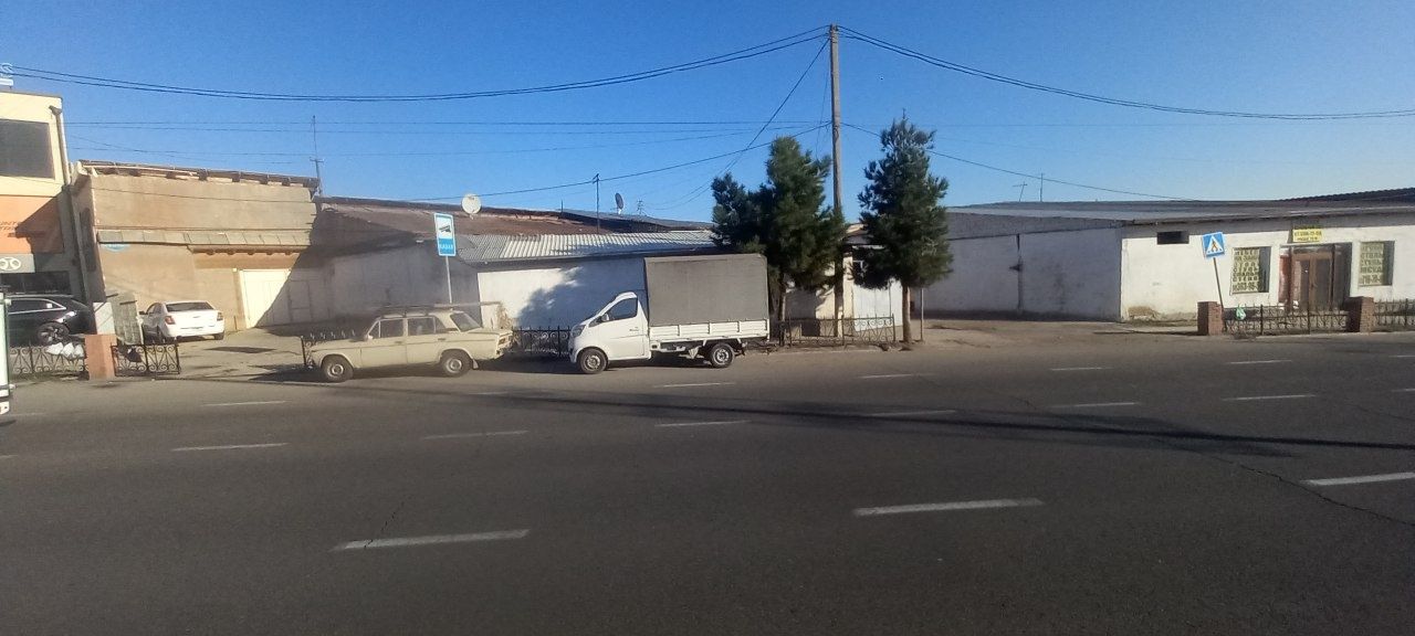 Nurafshon ko'cha yo'li yuzida 2.5sotix  yer sotiladi