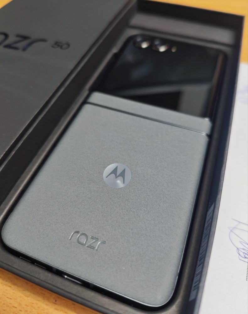 НОВ!! Продава се телефон Motorola Razr 50