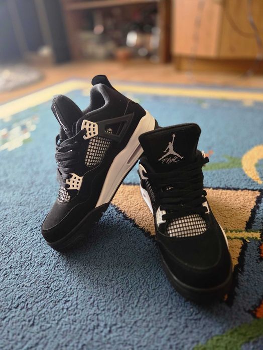 Jordan 4 white thunder