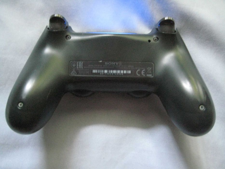 Продавам оригинален контролер за PS4