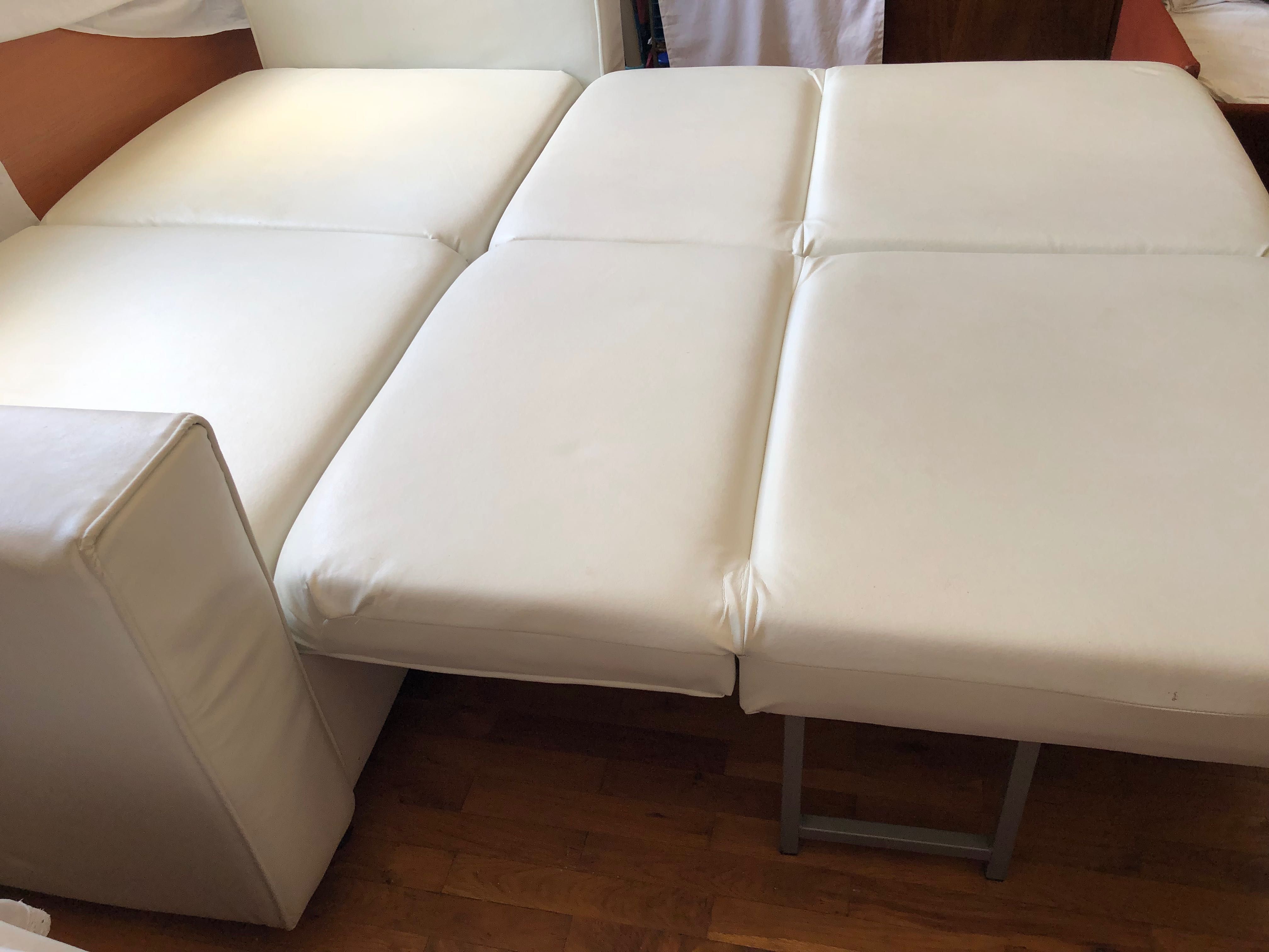 Кожен разтегателен диван 
Leather sofa bed бял, чисто нов неизползван