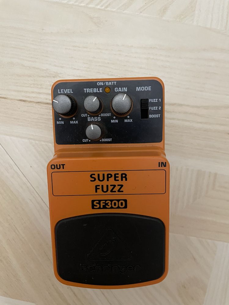 Педаль behringer super fuzz 300