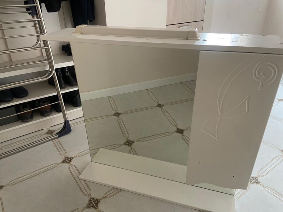 Зеркало со шкафом