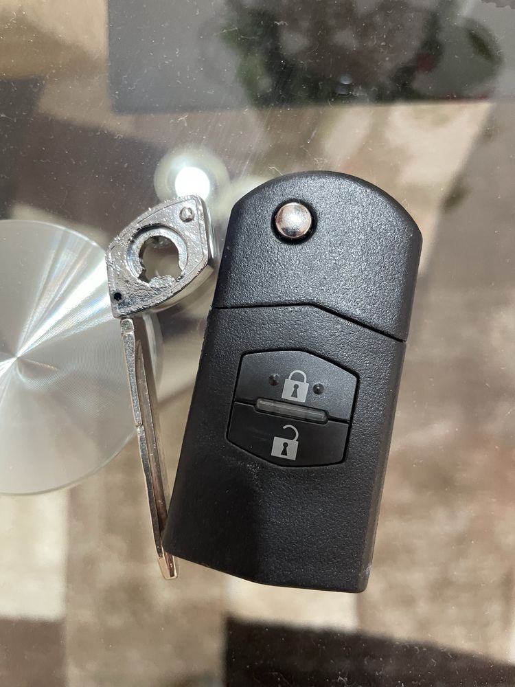 Продавам кутия с ключ за мазда 3 бк