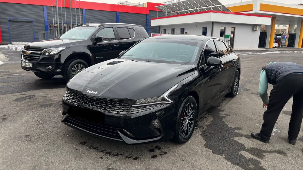 Kia K5 идеал холатда сотилади.