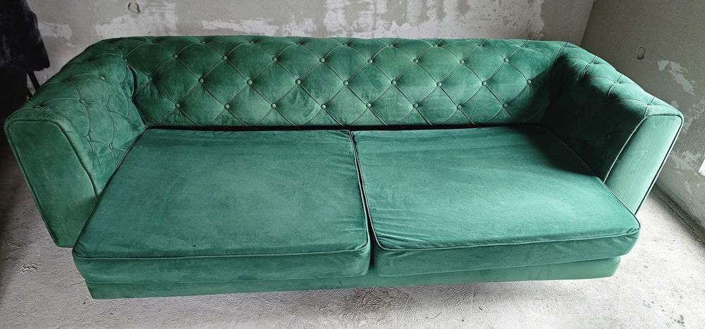 Canapea verde chesterfild