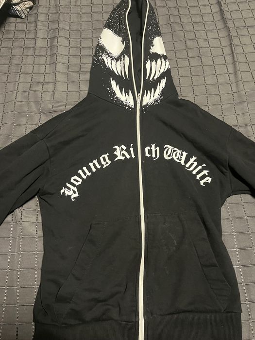 Vând hanorac young rich white