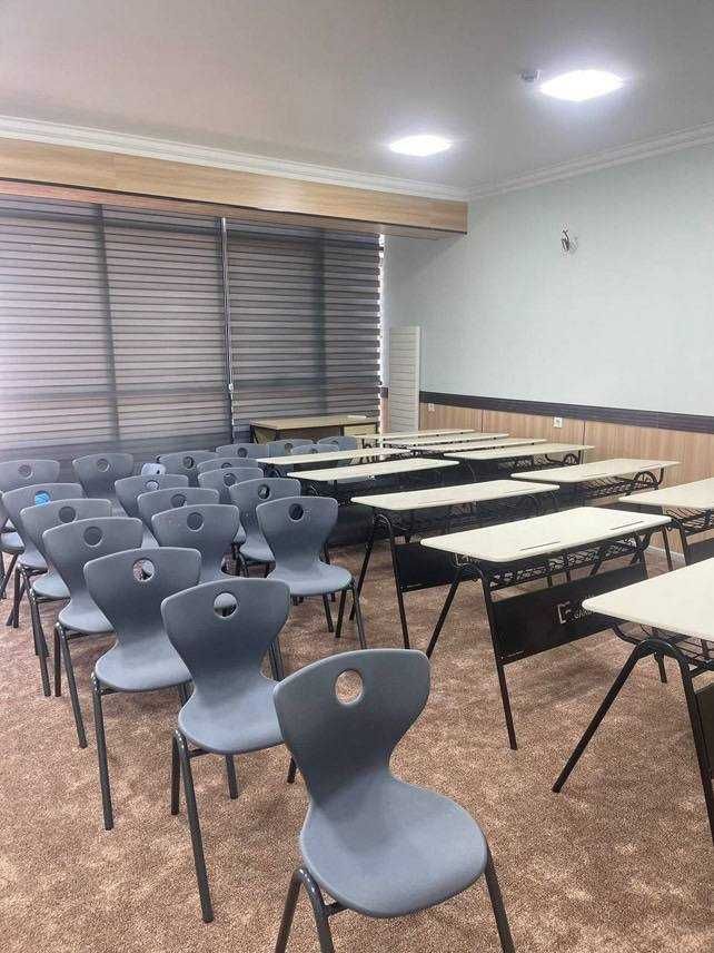 Maktab va o'quv markazlar uchun moslashtirilgan parta stullar.