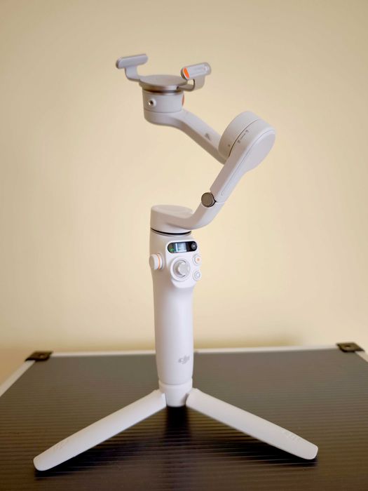 Преносим стабилизатор DJI Osmo Mobile 6, Platinum gray