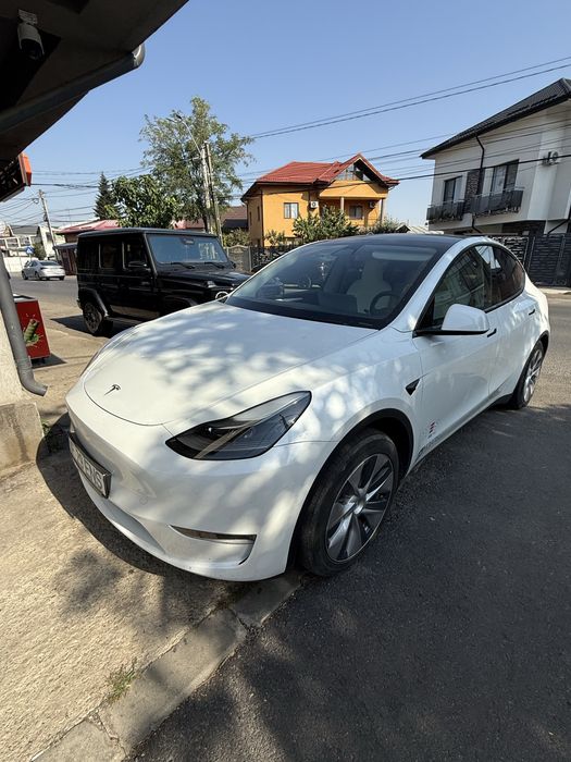 Tesla y long range 2023 interior alb